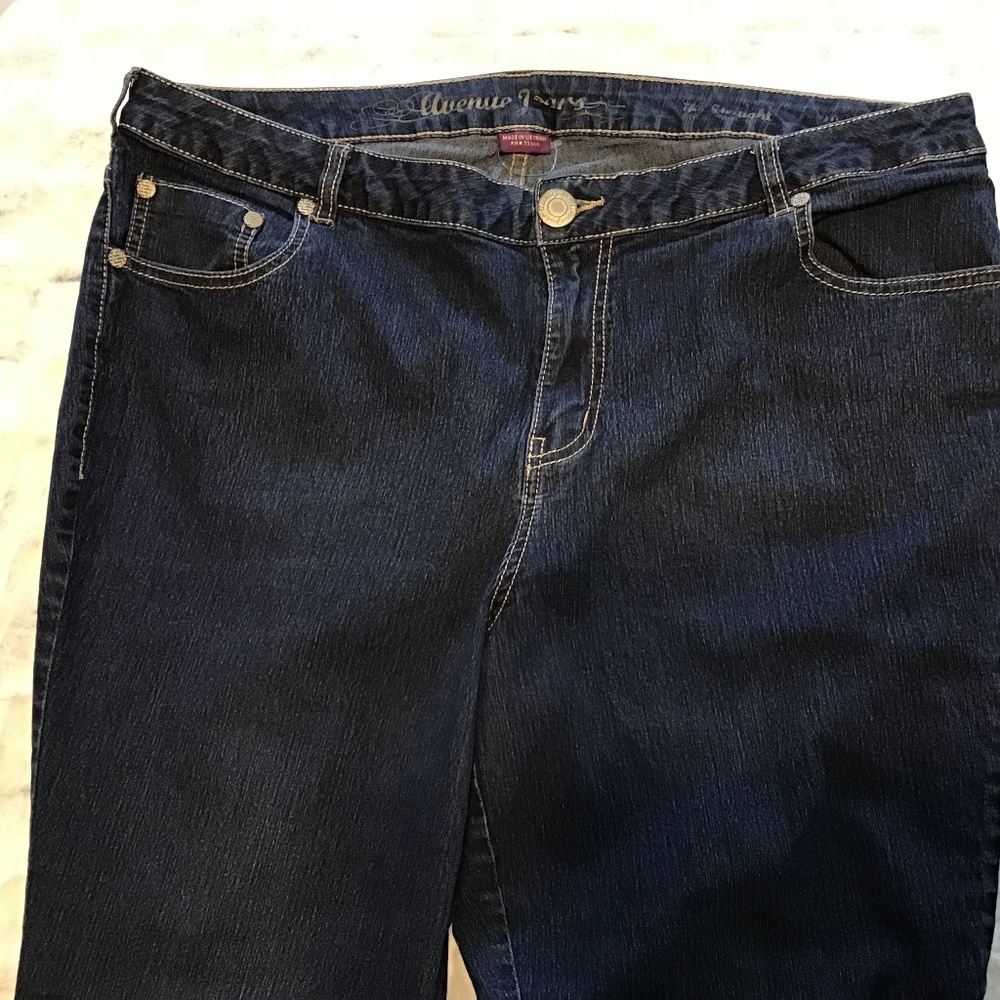 AVENUE WOMEN'S PETITE PLUS SIZE STRAIGHT JEANS